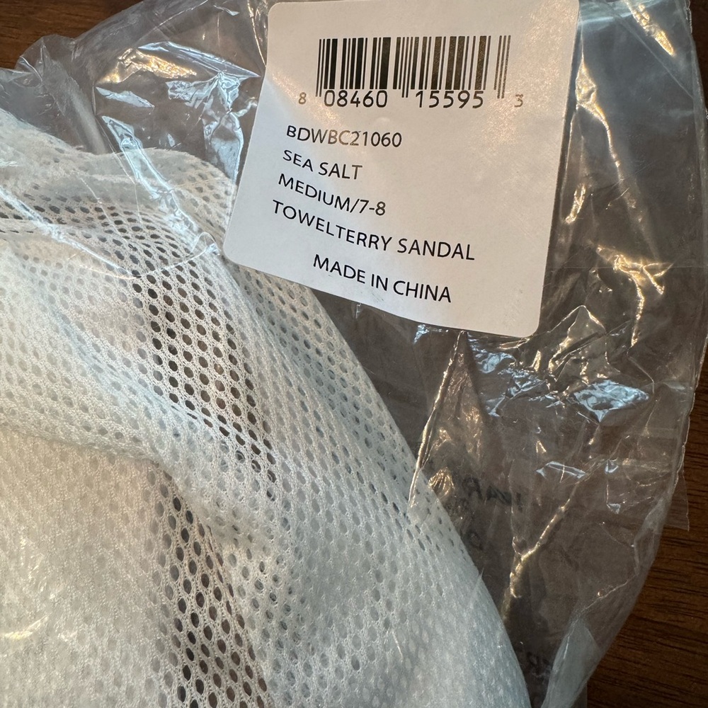 Barefoot Dreams Towel Terry Sandal in Sea Salt NWT - Picture 9 of 9